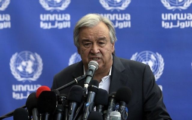 Antonio Guterres, secrétaire général des Nations unies, pendant une conférence de presse dans une école de l'ONU à Beit Lahia, dans le nord de la bande de Gaza, le 30 août 2017. (Crédit : Mahmud Hams/AFP)