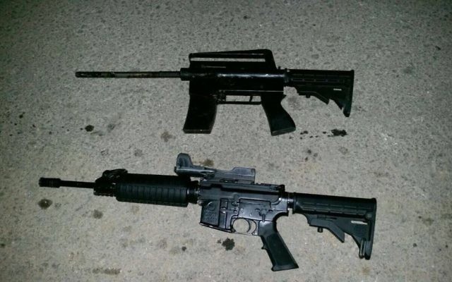 Un fusil M-16 et une arme artisanale retrouvés par l'armée israélienne durant des raids en Cisjordanie, le 28 août 2017. (Crédit : armée israélienne) Un fusil M-16 et une arme artisanale retrouvés par l'armée israélienne durant des raids en Cisjordanie, le 28 août 2017. (Crédit : armée israélienne)