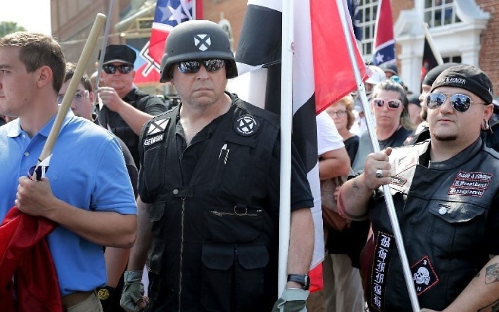 Des centaines de suprématistes, de néonazis et de membres de l'extrême-droite américaine à Charlottesville, en Virginie, le 12 août 2017. (Crédit : Chip Somodevilla/Getty Images/AFP) Des centaines de suprématistes, de néonazis et de membres de l'extrême-droite américaine à Charlottesville, en Virginie, le 12 août 2017. (Crédit : Chip Somodevilla/Getty Images/AFP)