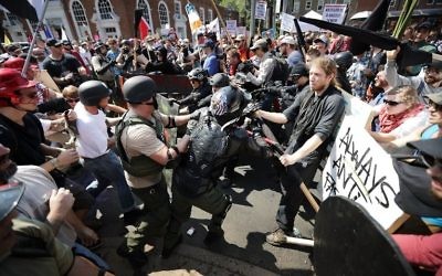 Affrontement entre néonazis et contre-manifestants à Charlottesville, en Virginie, le 12 août 2017. (Crédit : Chip Somodevilla/Getty Images/AFP)