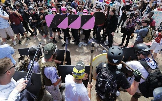 Ligne de front entre néonazis et contre-manifestants à Charlottesville, en Virginie, le 12 août 2017. (Crédit : Chip Somodevilla/Getty Images/AFP)