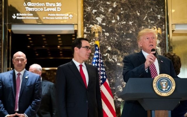 De gauche à droite, le directeur du Conseil national économique Gary Cohn, le secrétaire d'Etat au Trésor Steve Mnuchin, et le président Donald Trump à la Trump Tower, à New York, le 15 août 2017. (Crédit : Drew Angerer/Getty Images/AFP) De gauche à droite, le directeur du Conseil national économique Gary Cohn, le secrétaire d'Etat au Trésor Steve Mnuchin, et le président Donald Trump à la Trump Tower, à New York, le 15 août 2017. (Crédit : Drew Angerer/Getty Images/AFP)