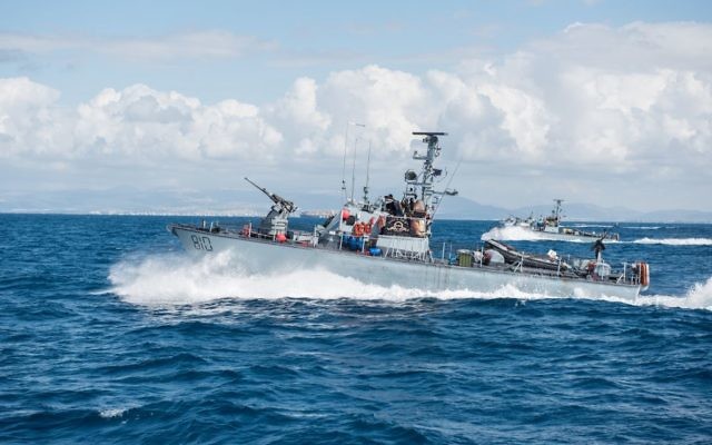 Un bateau de patrouille de classe Dvora de la marine israélienne lors d'un exercice le 2 mars 2015 (Crédit : Matan Portnoy / Forces de défense israéliennes / Flickr)