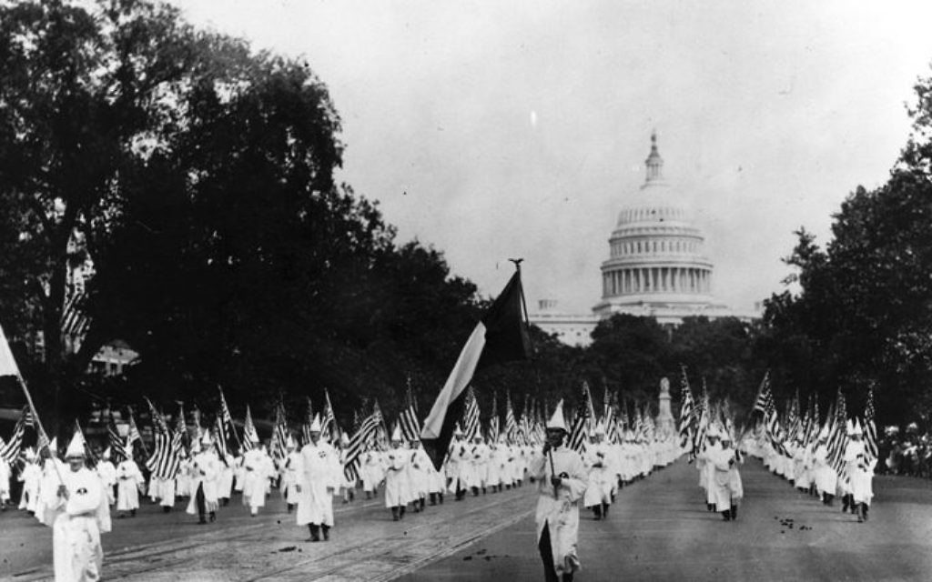 Marche du KKK à Washington, pendant les années 1920. (Crédit : domaine public)