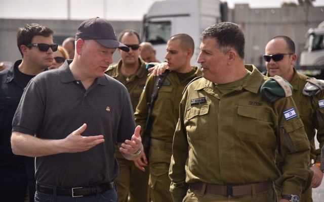 L'envoyé pour la paix du président américain Donald Trump, Jason Greenblatt (à gauche), dans un tunnel terroriste du Hamas près de la bande de Gaza avec le coordonnateur des activités gouvernementales dans les territoires (COGAT) Yoav 'Poly' Mordechai le 30 août 2017 (Crédit : Bureau du porte-parole du COGAT) L'envoyé pour la paix du président américain Donald Trump, Jason Greenblatt (à gauche), dans un tunnel terroriste du Hamas près de la bande de Gaza avec le coordonnateur des activités gouvernementales dans les territoires (COGAT) Yoav 'Poly' Mordechai le 30 août 2017 (Crédit : Bureau du porte-parole du COGAT)