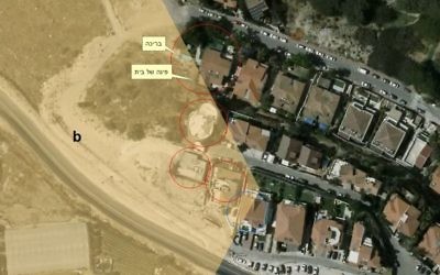 Une photo aérienne datant de 2016 des maisons situées dans l'implantation de Shaarei Tikva, et qui seraient construites sur la zone B. L'onglet jaune supérieur pointe vers une piscine, tandis que le bas indique le coin d'une maison. (Crédit : Dror Etkes) Une photo aérienne datant de 2016 des maisons situées dans l'implantation de Shaarei Tikva, et qui seraient construites sur la zone B. L'onglet jaune supérieur pointe vers une piscine, tandis que le bas indique le coin d'une maison. (Crédit : Dror Etkes)