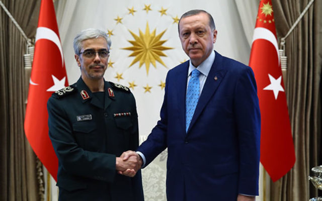 Le chef d'état-major iranien, Mohammad Bagheri, et le président turc Recep Tayyip Erdogan au palais présidentiel d'Ankara, le 16 août 2017. (Crédit : présidence turque)