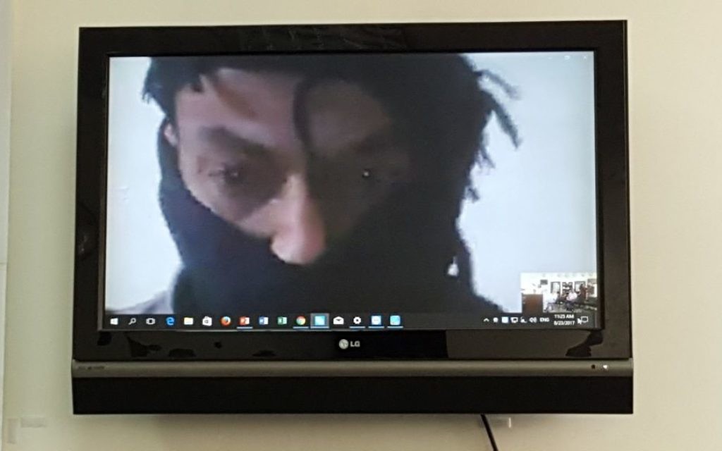 Un commandant rebelle syrien, connu uniquement sous son nom de guerer, Abu Hamad, parle aux journalistes à Jérusalem depuis la Syrie via Skype, le 23 août 2017. (Crédit : MediaCentral) Un commandant rebelle syrien, connu uniquement sous son nom de guerer, Abu Hamad, parle aux journalistes à Jérusalem depuis la Syrie via Skype, le 23 août 2017. (Crédit : MediaCentral)