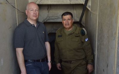 L'envoyé pour la paix du président américain Donald Trump, Jason Greenblatt (à gauche), dans un tunnel terroriste du Hamas près de la bande de Gaza avec le coordonnateur des activités gouvernementales dans les territoires (COGAT) Yoav 'Poly' Mordechai le 30 août 2017 (Crédit : bureau du porte-parole du COGAT) L'envoyé pour la paix du président américain Donald Trump, Jason Greenblatt (à gauche), dans un tunnel terroriste du Hamas près de la bande de Gaza avec le coordonnateur des activités gouvernementales dans les territoires (COGAT) Yoav 'Poly' Mordechai le 30 août 2017 (Crédit : bureau du porte-parole du COGAT)