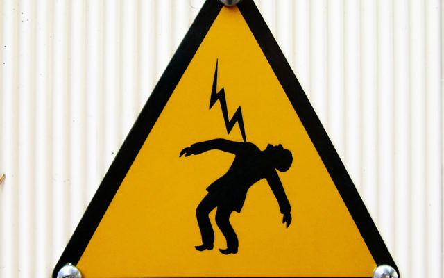 Panneau indiquant un risque de mort par électrocution. Illustration. (Crédit : 
Frédéric Bisson/CC BY-SA/Flickr)