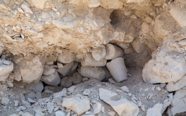 Une image in situ des contenants en pierre déterrés à l'intérieur d'un ancien atelier dans une carrière de pierre lors des des fouilles à Reina, en Basse-Galilée (Crédit : Samuel Magal / IAA)