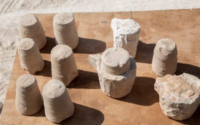 Des contenants en pierre ont été déterrés à l'intérieur d'un ancien atelier dans une carrière lors des fouilles à Reina, en Basse-Galilée (Crédit : Samuel Magal / IAA)