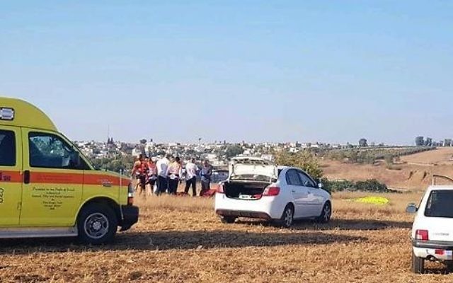 Policiers et secouristes sur les lieux de la découverte du corps d'un homme tué dans un accident de parapente, en Basse Galilée, le 12 août 2017. (Crédit : Magen David Adom) Policiers et secouristes sur les lieux de la découverte du corps d'un homme tué dans un accident de parapente, en Basse Galilée, le 12 août 2017. (Crédit : Magen David Adom)