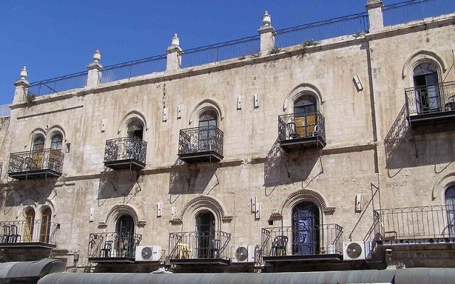 L'hôtel Petra, dans la Vieille Ville de Jérusalem. (Crédit : Ranbar/CC BY SA/Wikimedia)