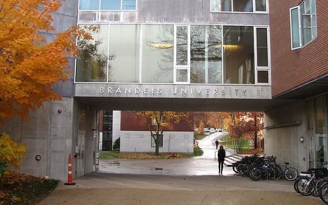 Un dortoir de l'université Brandeis, Waltham, Massachusetts (Crédit : John Phelan / Wikimedia Commons)