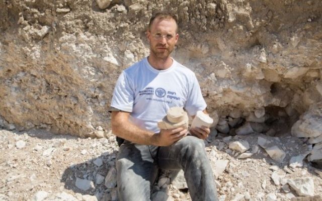 Le docteur Yonatan Adler sur le site des fouilles dans une carrière de pierre et un atelier à Reina en Basse-Galilée (Crédit : Samuel Magal / IAA)