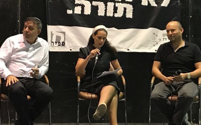 Le président du Parti travailliste, Avi Gabbay, à gauche, et le président de HaBayit HaYehudi Naftali Bennett, lors d'un débat dirigé par Sarah Beck, au centre, dans l'implantation d'Efrat, en Cisjordanie, le 31 juillet 2017. (Crédit : Jacob Magid/Times of Israël)