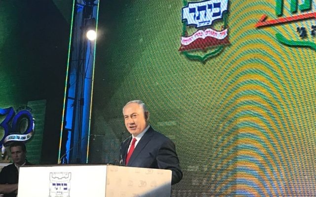 Le Premier ministre Benjamin Netanyahu lors d'une cérémonie d'inauguration d'un nouveau quartier dans l'implantation de Beitar Illit, le 3 août 2017 (Crédit : Jacob Magid/Times of Israel) Le Premier ministre Benjamin Netanyahu lors d'une cérémonie d'inauguration d'un nouveau quartier dans l'implantation de Beitar Illit, le 3 août 2017 (Crédit : Jacob Magid/Times of Israel)