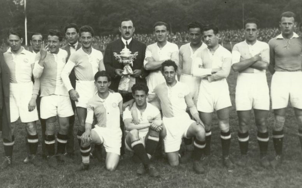 Bela Guttmann, à la droite de l'homme en costume, et le club de football de l'Hakoah Vienne avec un trophée (Autorisation) Bela Guttmann, à la droite de l'homme en costume, et le club de football de l'Hakoah Vienne avec un trophée (Autorisation)