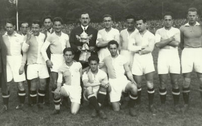Bela Guttmann, à la droite de l'homme en costume, et le club de football de l'Hakoah Vienne avec un trophée (Autorisation) Bela Guttmann, à la droite de l'homme en costume, et le club de football de l'Hakoah Vienne avec un trophée (Autorisation)