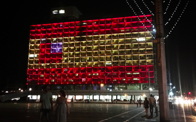 La mairie de Tel Aviv a arboré les couleurs de l'Espagne dans la soirée du 17 août 2017 (Crédit : Stéphanie Bitan/Times of Israël) La mairie de Tel Aviv a arboré les couleurs de l'Espagne dans la soirée du 17 août 2017 (Crédit : Stéphanie Bitan/Times of Israël)