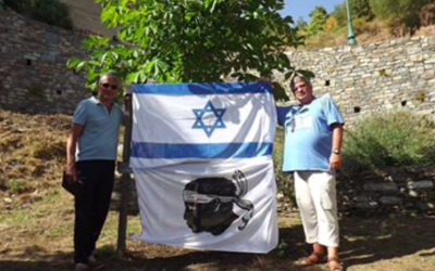 Frédéric-Joseph Bianchi (le président de Terra-Eretz) et Hervé Cheuzeville, devant l’arbre d'Anne Frank planté en Corse le 10 août 2017.