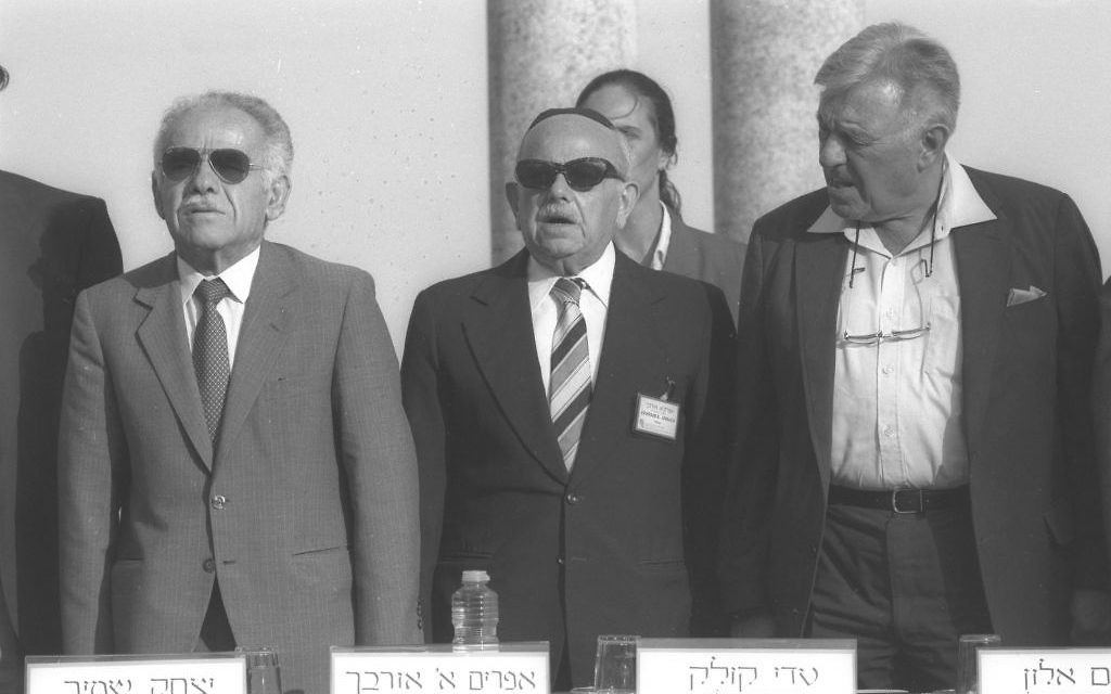 Le Premier ministre Yitzhak Shamir, à gauche, et le maire de Jérusalem Teddy Kollek, à droite, autour du professeur Ephraim Urback pendant le 10e Congrès mondial d'études juives de l'université hébraïque de Jérusalem, en 1989. (Crédit : Tzvika Israeli/PMO)