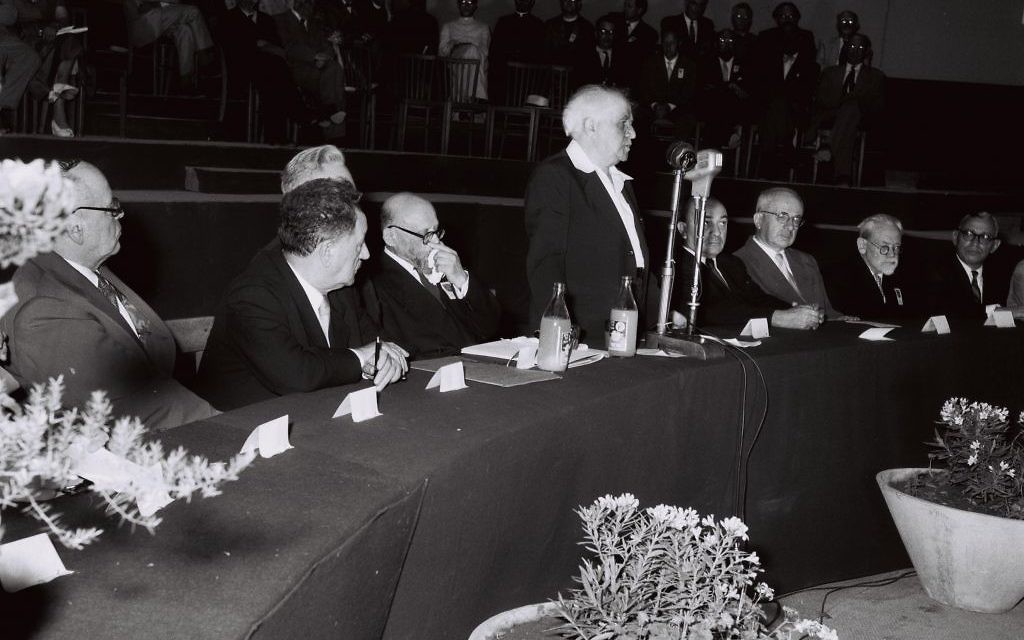 Le Premier ministre David Ben Gurion pendant la session d'inauguration du deuxième Congrès mondial d'études juives de l'université hébraïque de Jérusalem, en 1957. (Crédit : GPO)