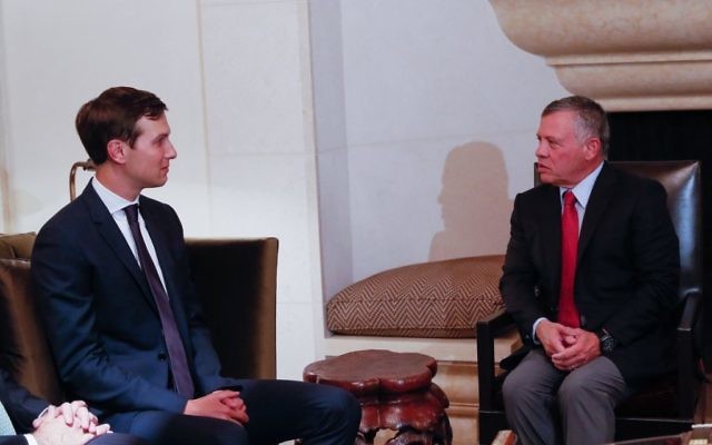 Le roi Abdallah II de Jordanie, à droite, avec Jared Kushner, à Amman, le 22 août 2017. (Crédit : Twitter/Royal Hashemite Court) Le roi Abdallah II de Jordanie, à droite, avec Jared Kushner, à Amman, le 22 août 2017. (Crédit : Twitter/Royal Hashemite Court)
