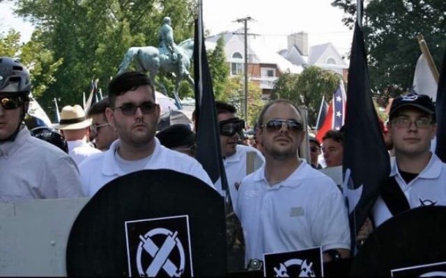 James Fields, 2e à gauche, suspect de l'attaque à la voiture bélier de Charlottesville, pendant le rassemblement de l'extrême-droite américaine en Virginie, le 12 août 2017. (Crédit : capture d'écran Twitter/Alan Goffinski)