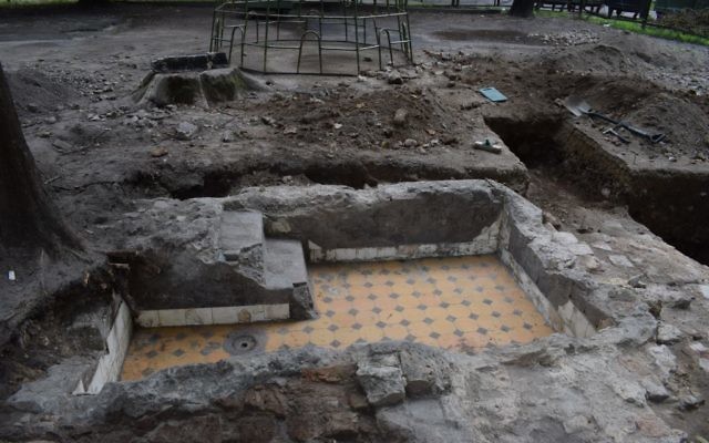 Les bains rituels de la Grande Synagogue de Vilnius, mise à jour par une équipe d'archéologues israéliens, américains et lituaniens, photo prise pendant l'été 2017 (Crédit : John Seligman / IAA)