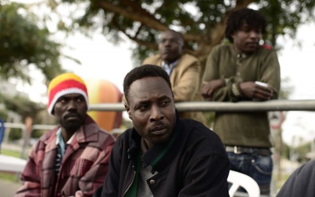 Des réfugiés africains arrivés par bus depuis le sud de Tel Aviv au centre de détention de Holot, le 26 janvier 2014 (Crédit :Tomer Neuberg/Flash 90) Des réfugiés africains arrivés par bus depuis le sud de Tel Aviv au centre de détention de Holot, le 26 janvier 2014 (Crédit :Tomer Neuberg/Flash 90)