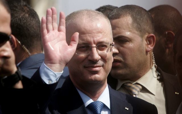 Rami Hamdallah, Premier ministre de l'Autorité palestinienne, en visite à Beit Hanoun, dans le nord de la bande de Gaza, le 9 octobre 2014. (Crédit : Abed Rahim Khatib/Flash90) Rami Hamdallah, Premier ministre de l'Autorité palestinienne, en visite à Beit Hanoun, dans le nord de la bande de Gaza, le 9 octobre 2014. (Crédit : Abed Rahim Khatib/Flash90)