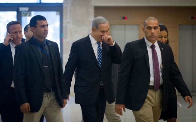 Le Premier ministre Benjamin Netanyahu, au centre, à la Knesset, suivi de son conseiller Ari Harow, à gauche au téléphone, le 8 décembre 2014. (Crédit : Miriam Alster/Flash90) Le Premier ministre Benjamin Netanyahu, au centre, à la Knesset, suivi de son conseiller Ari Harow, à gauche au téléphone, le 8 décembre 2014. (Crédit : Miriam Alster/Flash90)