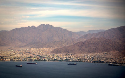 La ville du sud d'Israël d'Eilat et la ville jordanienne d'Aqaba le 18 décembre 2014 (Crédit : Hadas Parush/Flash90)