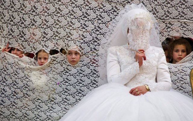 Des fillettes derrière le rideau, à côté de la mariée, durant un mariage ultra-orthodoxe, le 18 janvier 2016. Illustration. (Crédit : Yaakov Lederman/Flash90) Des fillettes derrière le rideau, à côté de la mariée, durant un mariage ultra-orthodoxe, le 18 janvier 2016. Illustration. (Crédit : Yaakov Lederman/Flash90)