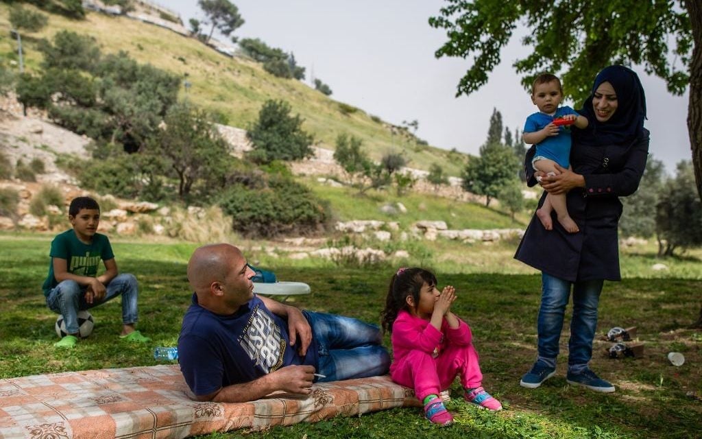 Illustration : une famille en pic-nic dans le quartierd'Abu Tor, à Jérusalem Est, le 8 avril 2016. (Crédit : Corinna Kern/Flash90) Illustration : une famille en pic-nic dans le quartierd'Abu Tor, à Jérusalem Est, le 8 avril 2016. (Crédit : Corinna Kern/Flash90)
