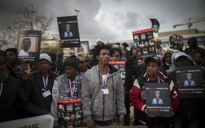 Les migrants africains se réunissent durant une manifestation aux abords de la Cour suprême de Jérusalem le 26 janvier 2017 (Crédit : Yonatan Sindel/Flash90) Les migrants africains se réunissent durant une manifestation aux abords de la Cour suprême de Jérusalem le 26 janvier 2017 (Crédit : Yonatan Sindel/Flash90)