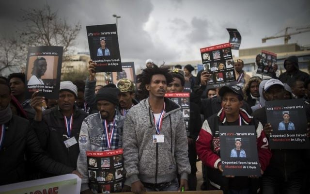 Les migrants africains se réunissent durant une manifestation aux abords de la Cour suprême de Jérusalem le 26 janvier 2017 (Crédit : Yonatan Sindel/Flash90) Les migrants africains se réunissent durant une manifestation aux abords de la Cour suprême de Jérusalem le 26 janvier 2017 (Crédit : Yonatan Sindel/Flash90)