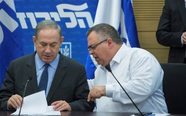 Le Premier ministre Benjamin Netanyahu, à gauche, et le président de la coalition David Bitan lors d'une réunion du groupe parlementaire du Likud à la Knesset, le 30 janvier 2017. (Crédit : Miriam Alster/Flash90)