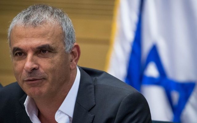 Moshe Kahlon, ministre des Finances, lors d'une réunion de la commission du Travail, des Affaires sociales et de la Santé à la Knesset à Jérusalem, le 19 juin 2017. (Crédit : Yonatan Sindel/Flash90) Moshe Kahlon, ministre des Finances, lors d'une réunion de la commission du Travail, des Affaires sociales et de la Santé à la Knesset à Jérusalem, le 19 juin 2017. (Crédit : Yonatan Sindel/Flash90)