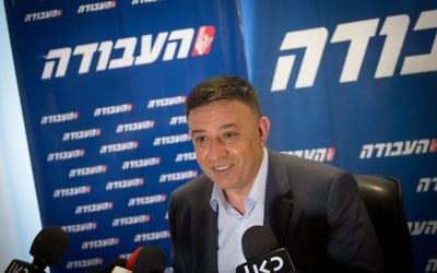 Avi Gabbay en conférence de presse, le 11 juillet 2017. (Crédit : Miriam Alster/Flash90)