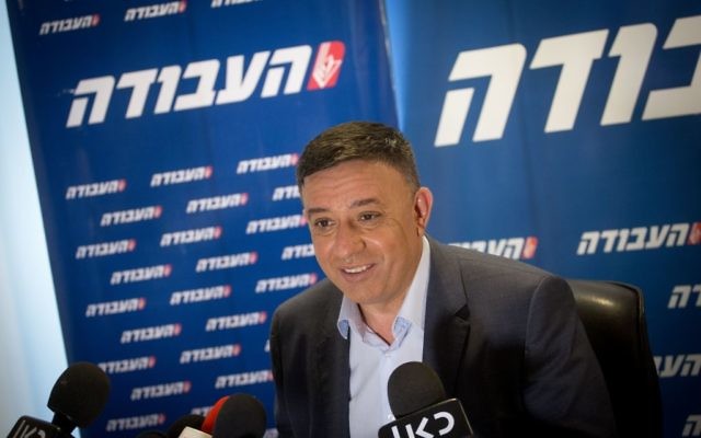 Avi Gabbay en conférence de presse, le 11 juillet 2017. (Crédit : Miriam Alster/Flash90) Avi Gabbay en conférence de presse, le 11 juillet 2017. (Crédit : Miriam Alster/Flash90)