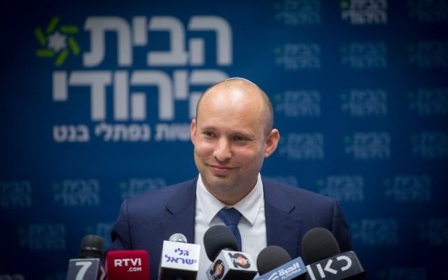Naftali Bennett, président du parti HaBayit HaYehudi, pendant la réunion de son groupe parlementaire à la Knesset, le 24 juillet 2017. (Crédit : Miriam Alster/Flash90) Naftali Bennett, président du parti HaBayit HaYehudi, pendant la réunion de son groupe parlementaire à la Knesset, le 24 juillet 2017. (Crédit : Miriam Alster/Flash90)