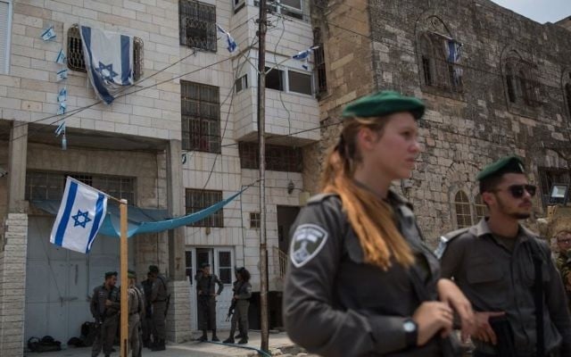 Des soldats israéliens montent la garde devant la maison Machpela de Hébron, en Cisjordanie, le 26 juillet 2017. (Crédit : Hadas Parush/Flash90) Des soldats israéliens montent la garde devant la maison Machpela de Hébron, en Cisjordanie, le 26 juillet 2017. (Crédit : Hadas Parush/Flash90)