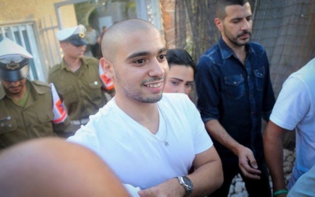 Elor Azaria, condamné pour homicide involontaire pour avoir abattu un attaquant palestinien neutralisé en mars 2016, devant le tribunal militaire de la Kirya à Tel Aviv, le 30 juillet 2017. (Crédit : Flash90) Elor Azaria, condamné pour homicide involontaire pour avoir abattu un attaquant palestinien neutralisé en mars 2016, devant le tribunal militaire de la Kirya à Tel Aviv, le 30 juillet 2017. (Crédit : Flash90)