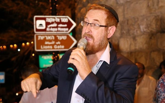 Yehuda Glick, député du Likud, demande le droit à la prière juive sur le mont du Temple, dans la Vieille Ville de Jérusalem, le 31 juillet 2017. (Crédit : Gershon Elinson/Flash90)