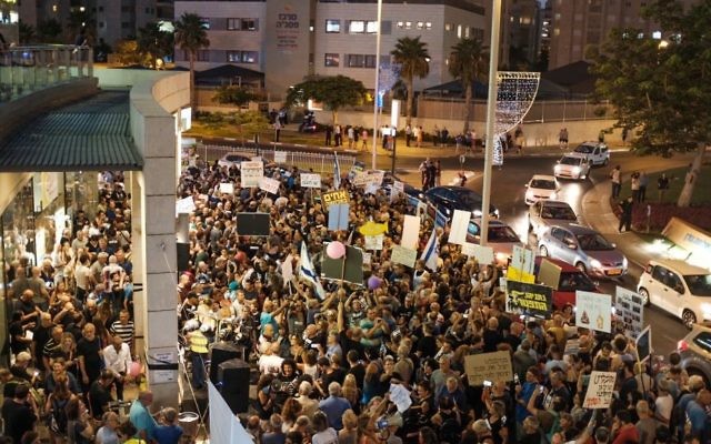Manifestation devant le domicile du procureur général Avichai Mandelblit à Petah Tikva, le 5 août 2017. (Crédit : Tomer Neuberg/Flash90) Manifestation devant le domicile du procureur général Avichai Mandelblit à Petah Tikva, le 5 août 2017. (Crédit : Tomer Neuberg/Flash90)