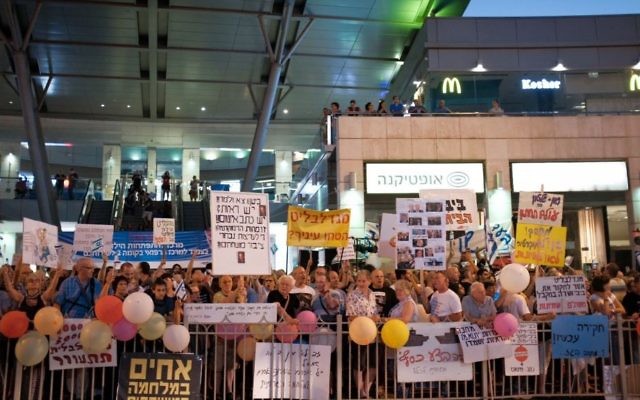 Manifestation devant le domicile du procureur général Avichai Mandelblit à Petah Tikva, le 5 août 2017. (Crédit : Tomer Neuberg/Flash90)