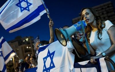 Nava Boker, députée du Likud, pendant une manifestation de soutien au Premier ministre Benjamin Netanyahu près du domicile du procureur général Avichai Mandelblit à Petah Tikva, le 5 août 2017. (Crédit : Tomer Neuberg/Flash90)